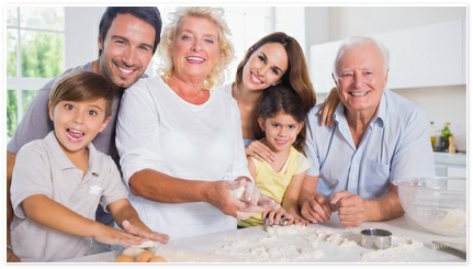 Familie mit drei Generationen in der Küche